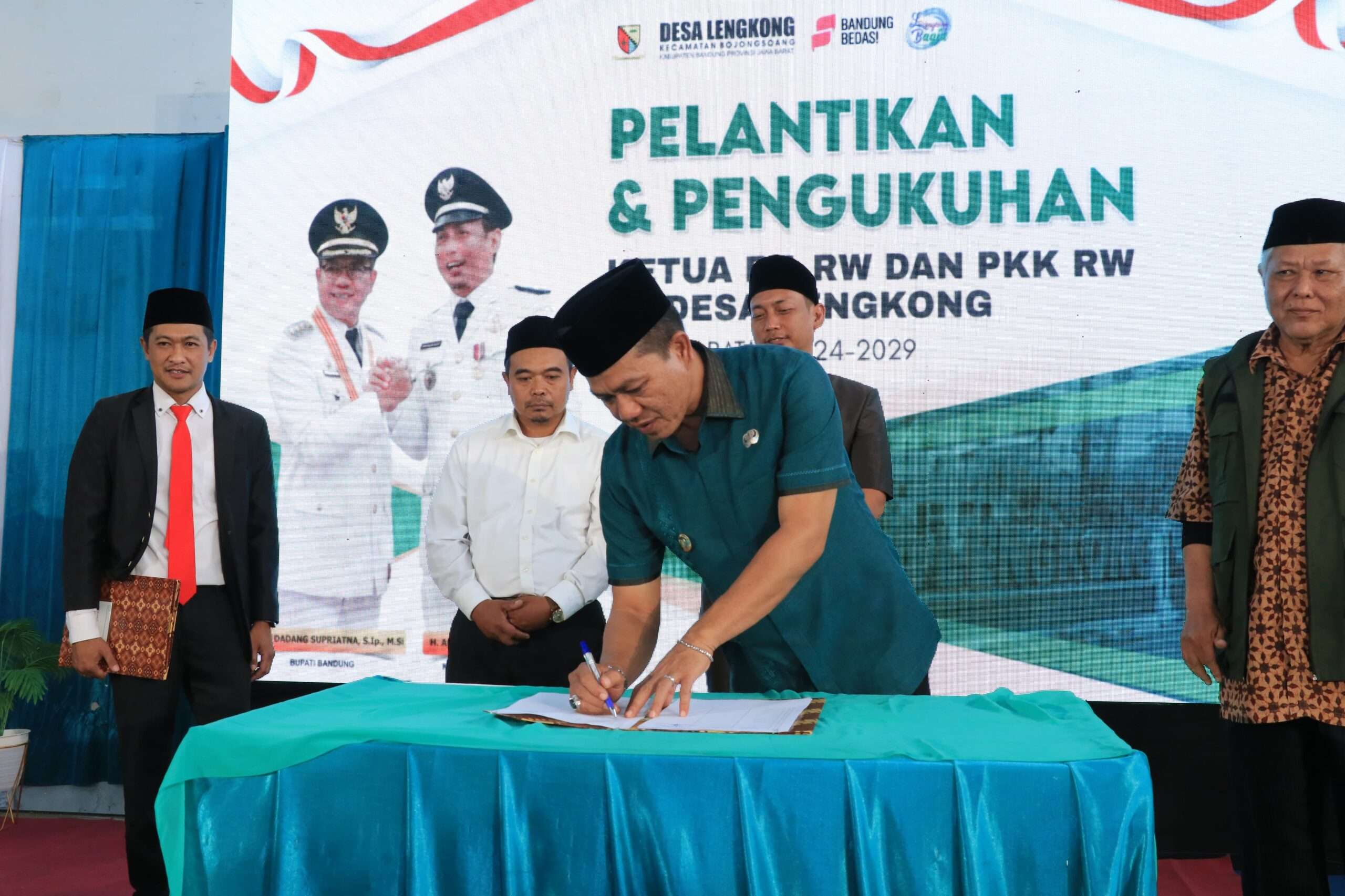 Bupati Dadang Supriatna Hadiri Pelantikan Ketua RT dan RW se-Desa Lengkong, Ini yang Dikatakannya