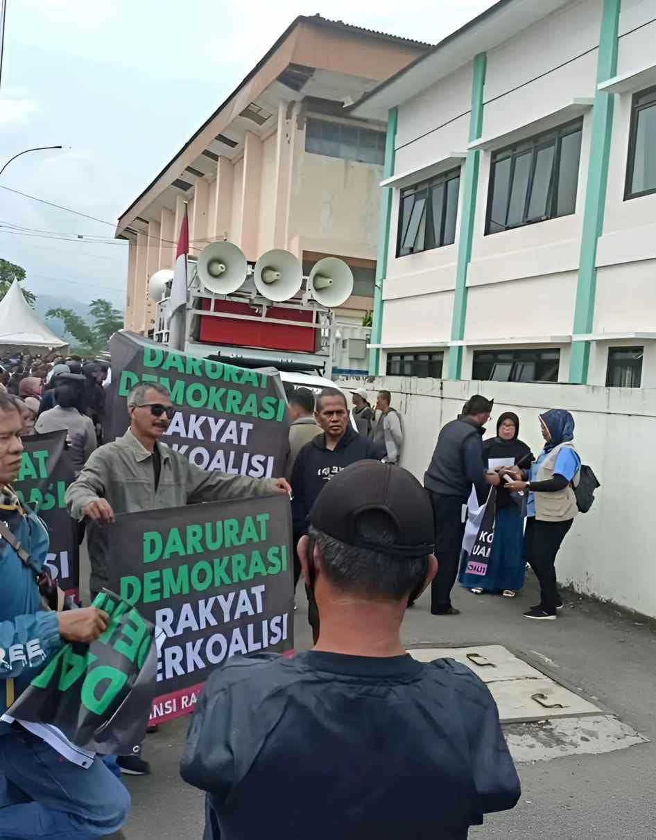 Ratusan Emak dari Aliansi Rakyat Peduli Demokrasi Gelar Demo di Depan Kantor Bawaslu Kabupaten Bandung
