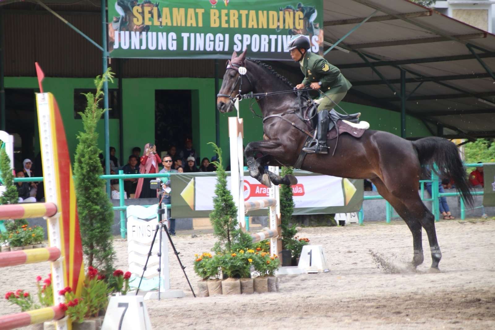 Panglima TNI Buka Lomba&nbsp; Berkuda Piala Panglima TNI dan Bagikan Sembako di Bandung