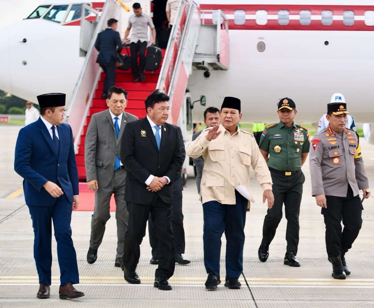 Panglima TNI Sambut Kedatangan Presiden RI Setelah Kunjungan Kerja di Mesir dan Ikuti Rapat Terbatas Dengan Presiden