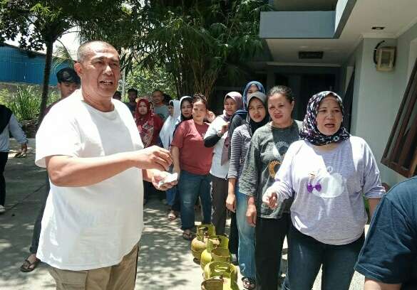Prihatin Dengan Kelangkaan Gas Melon, H Berry Bagikan 400 Gas LPG 3 Kg Kepada Masyarakat Kurang Mampu Secara Gratis tanpa Syarat