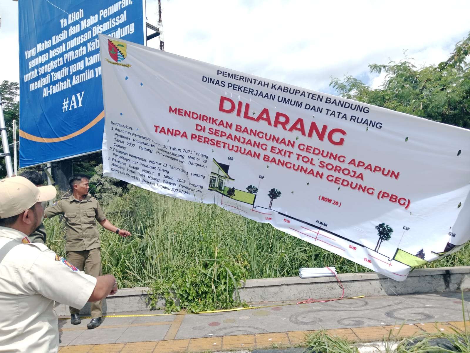 Benahi Seputar Exit Tol Soreang Dari Bangunan Liar, Dinas PUTR Kab. Bandung Pasang Spanduk Peringatan