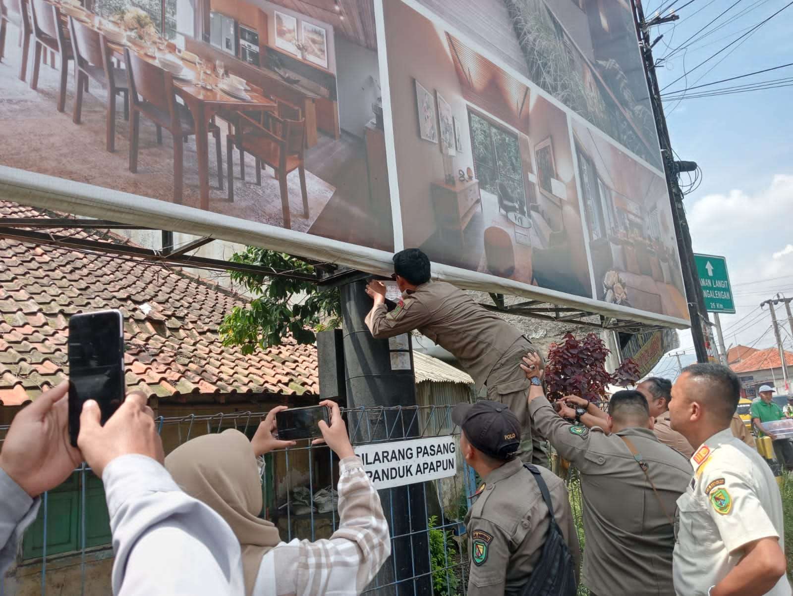 Satgas PPR-PBG-PB Kolaborasi Dengan Satpol PP Kab. Bandung Tertibkan Puluhan Papan Reklame Tak Berizin