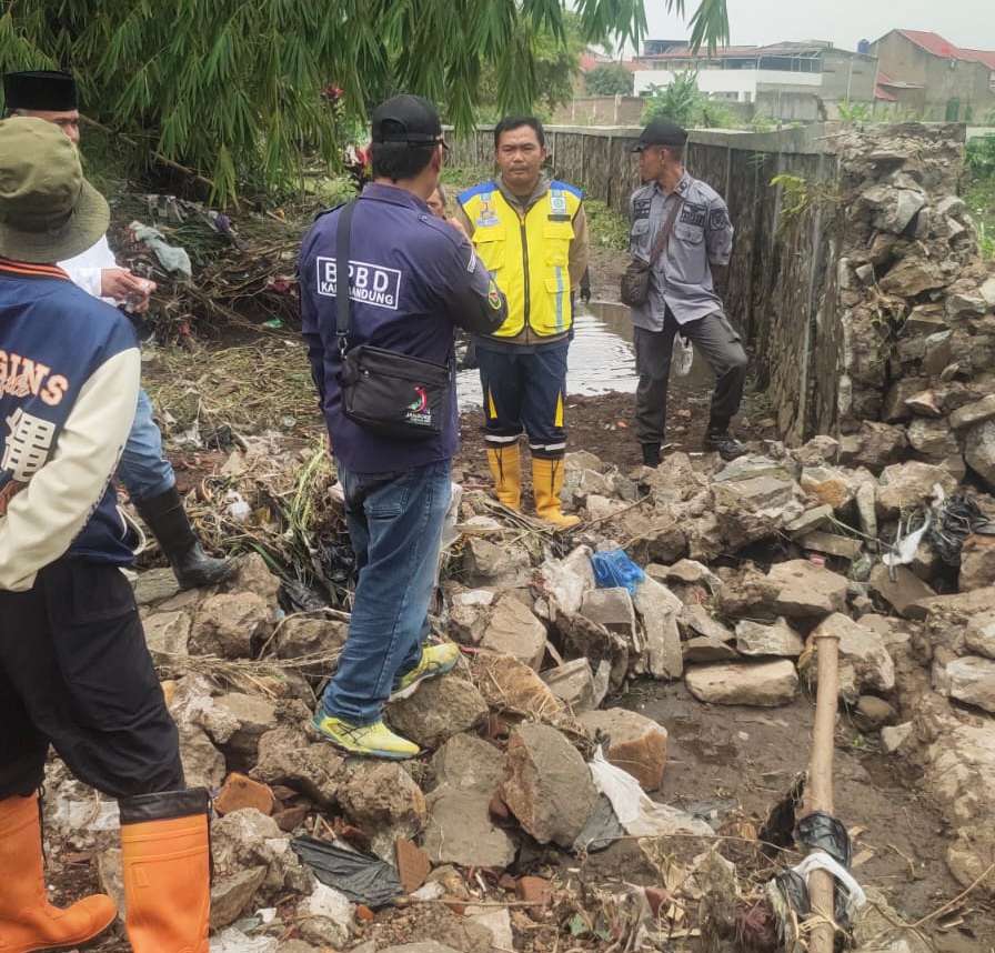 BPBD Kabupaten Bandung Tangani Tanggul Sungai Cikapundung Kolot yang Jebol Genangi Ribuan Rumah Warga