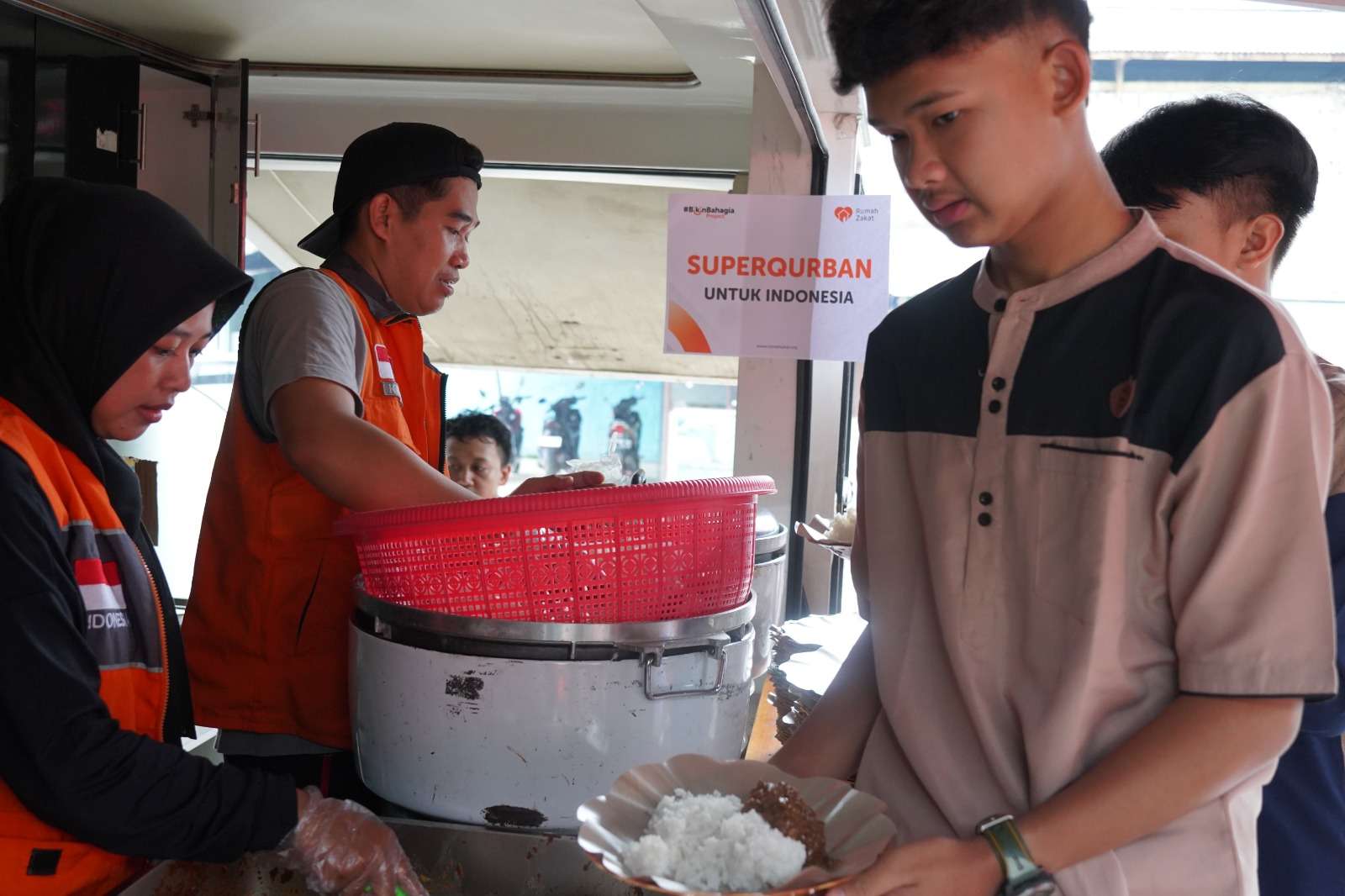 Aksi Nyata Rumah Zakat, Program Ekspedisi Superqurban Berbagi Makanan di Pondok Pesantren Miftahul Khoir