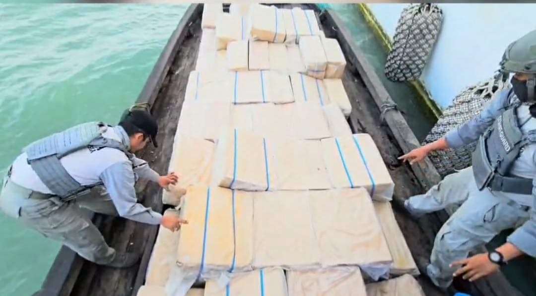 Bakamla RI Tangkap Kapal Kayu Bermuatan Rokok Ilegal 200 Ball di Perairan Tembilahan