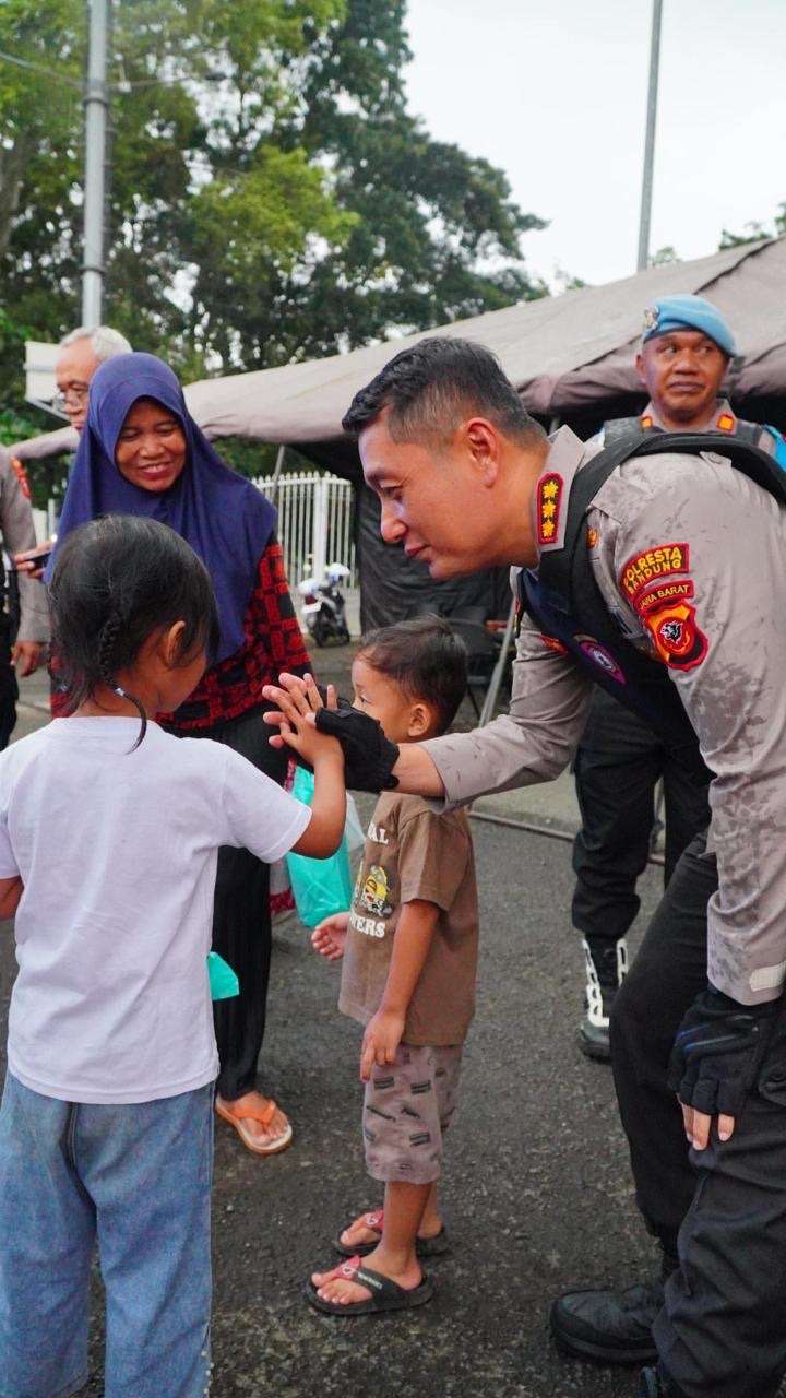 Kapolresta Bandung Pimpin Patroli Sore dan Bagikan Takjil, Ciptakan Rasa Aman Selama Ramadhan