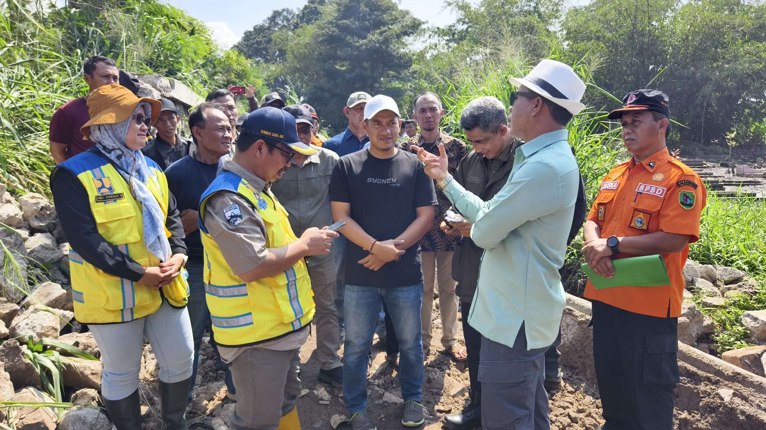 Kunker Bupati KDS Pasca Retreat, Tinjau Tanggul Jebol Serta Rumah Warga yang Rusak di Dayeuhkolot Akibat Banjir