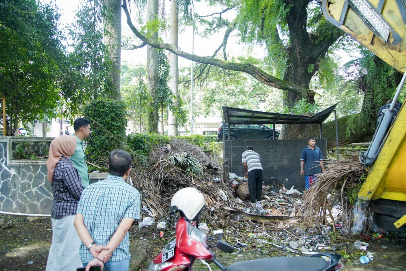 Bersama Pegawai di Pemkab Bandung, Wakil Bupati Ali Syakieb Laksanakan Giat Bersihkan Sampah