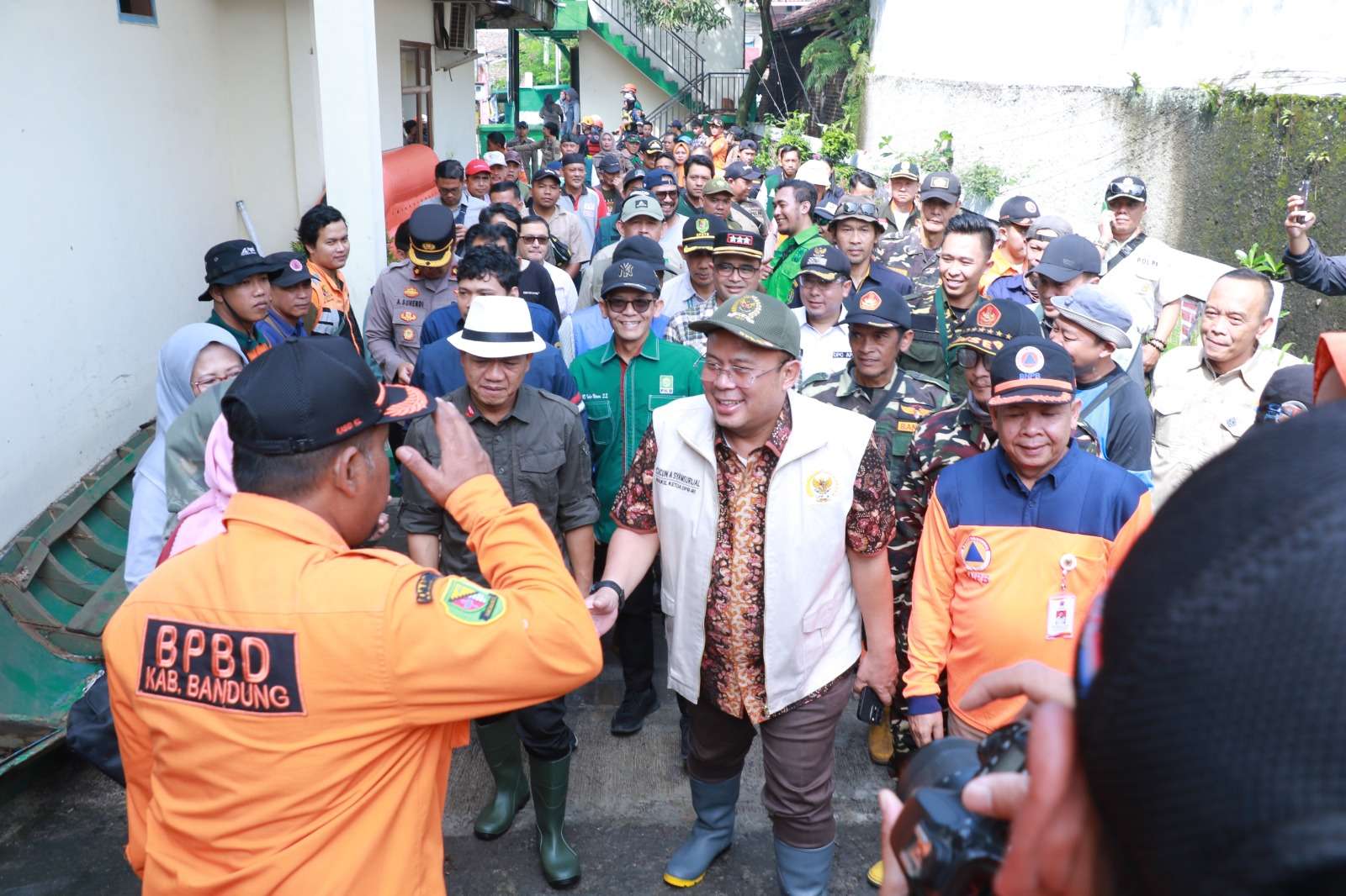 Wakil Ketua DPR RI, H Cucun Ahmad Syamsyurijal Sidak ke Lokasi Banjir di Desa Dayeuhkolot