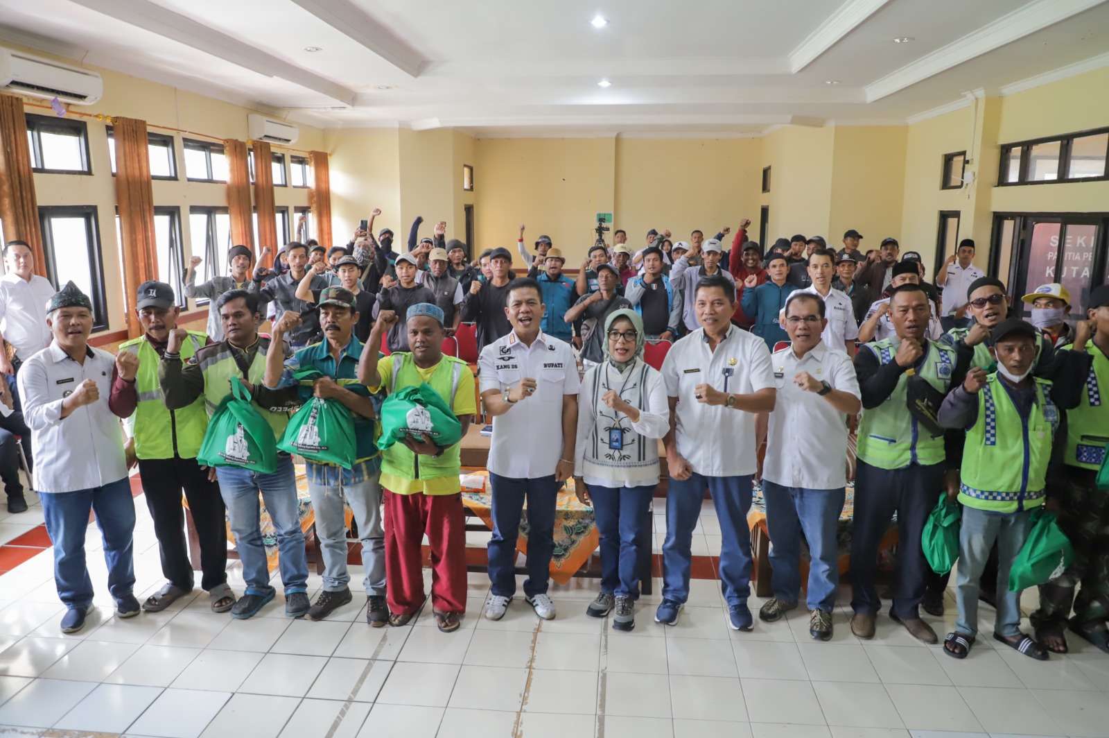 Buktikan Janjinya, Bupati Bandung Bagikan 11 Ribu Paket Sembako Bagi Ojek Pangkalan dan Petugas Kebersihan