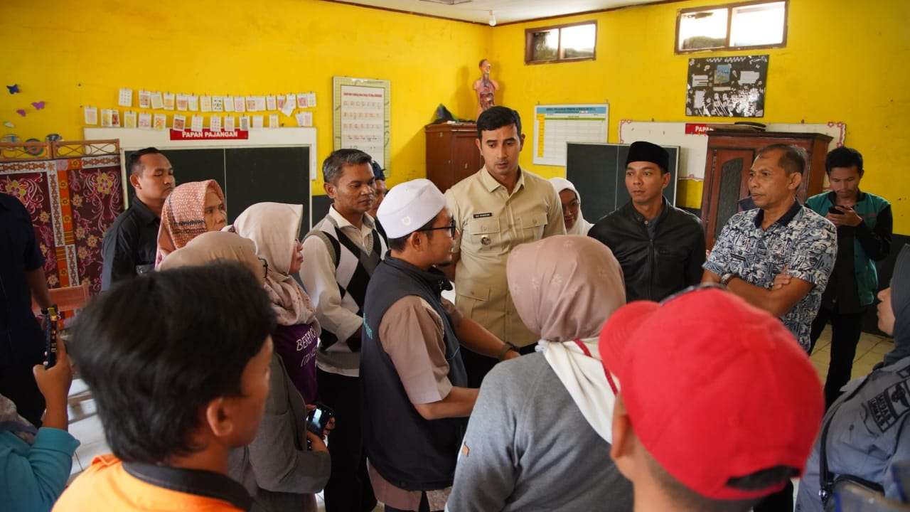 Selain Tinjau dan Sapa Warga Korban Banjir di Margaasih, Wabup Ali Syakieb Berikan Santunan Paket Sembako
