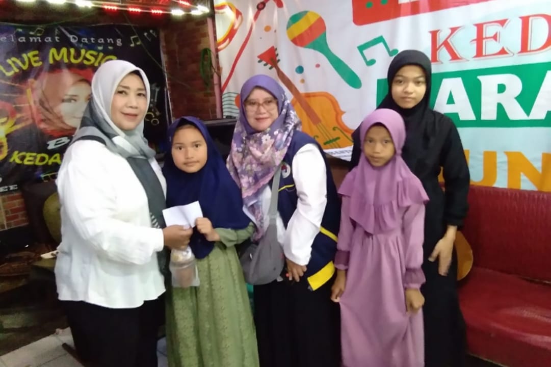 Pengelola Keday Baraya Bunda Salurkan Bantuan Berupa Santunan kepada Anak Yatim