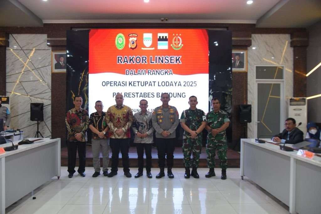 KAPOLRESTABES BANDUNG PIMPIN RAPAT KOORDINASI LINTAS SEKTORAL OPERASI KETUPAT LODAYA 2025