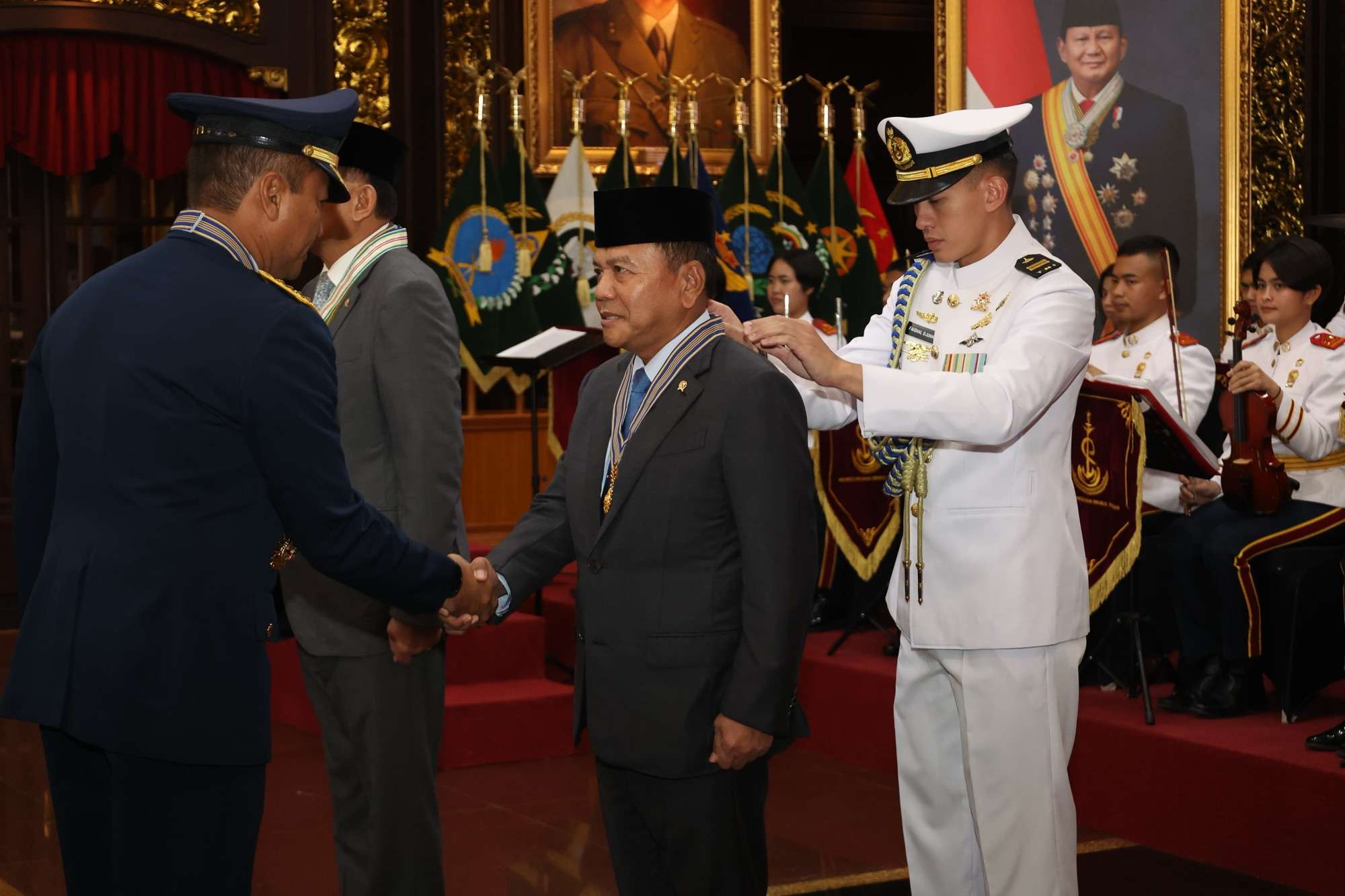 Panglima TNI Sematkan Bintang Yudha Dharma Utama Kepada Menhan RI