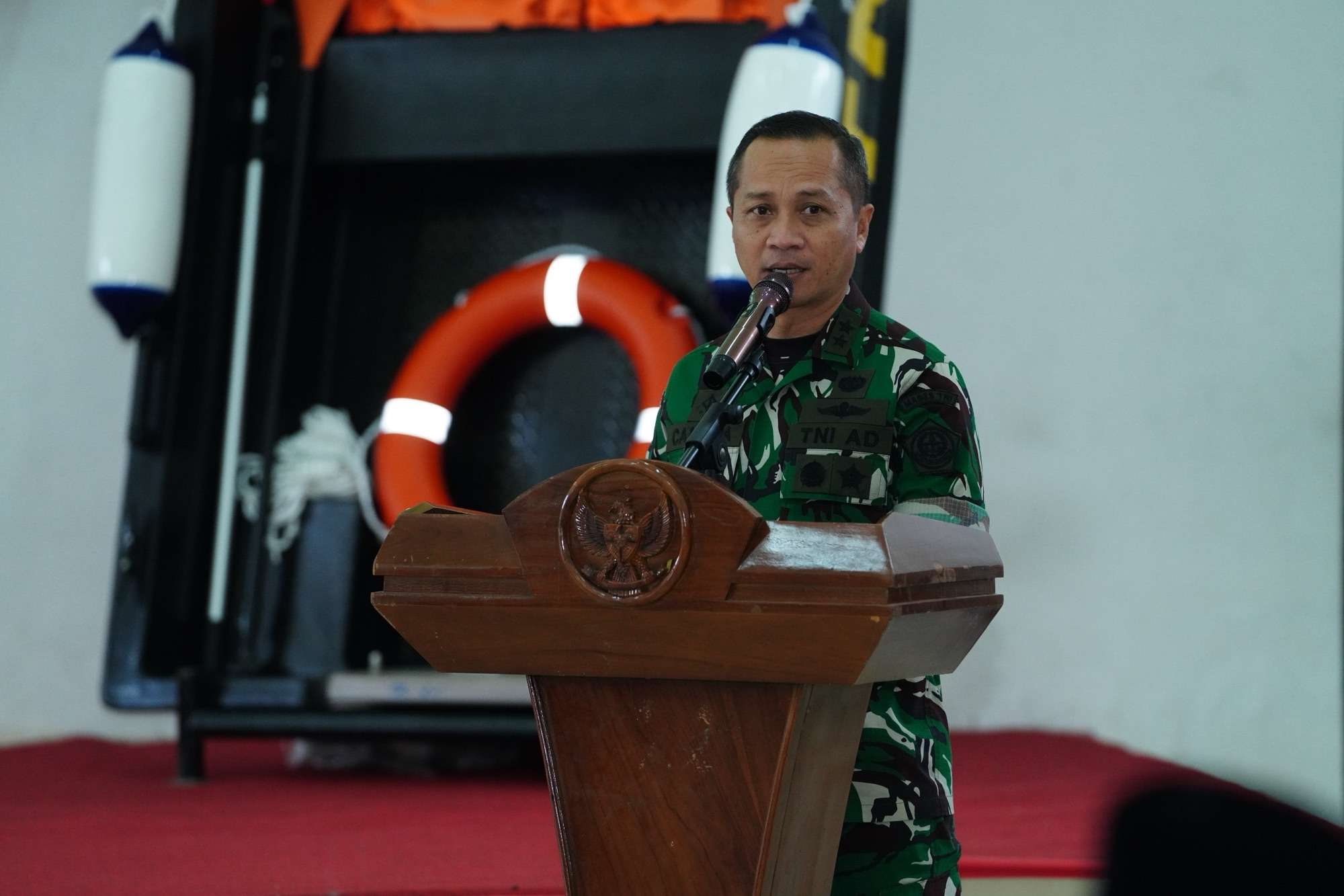 TNI Salurkan 70 Boat Polyethylene untuk Bantu Penanggulangan Banjir di Bekasi
