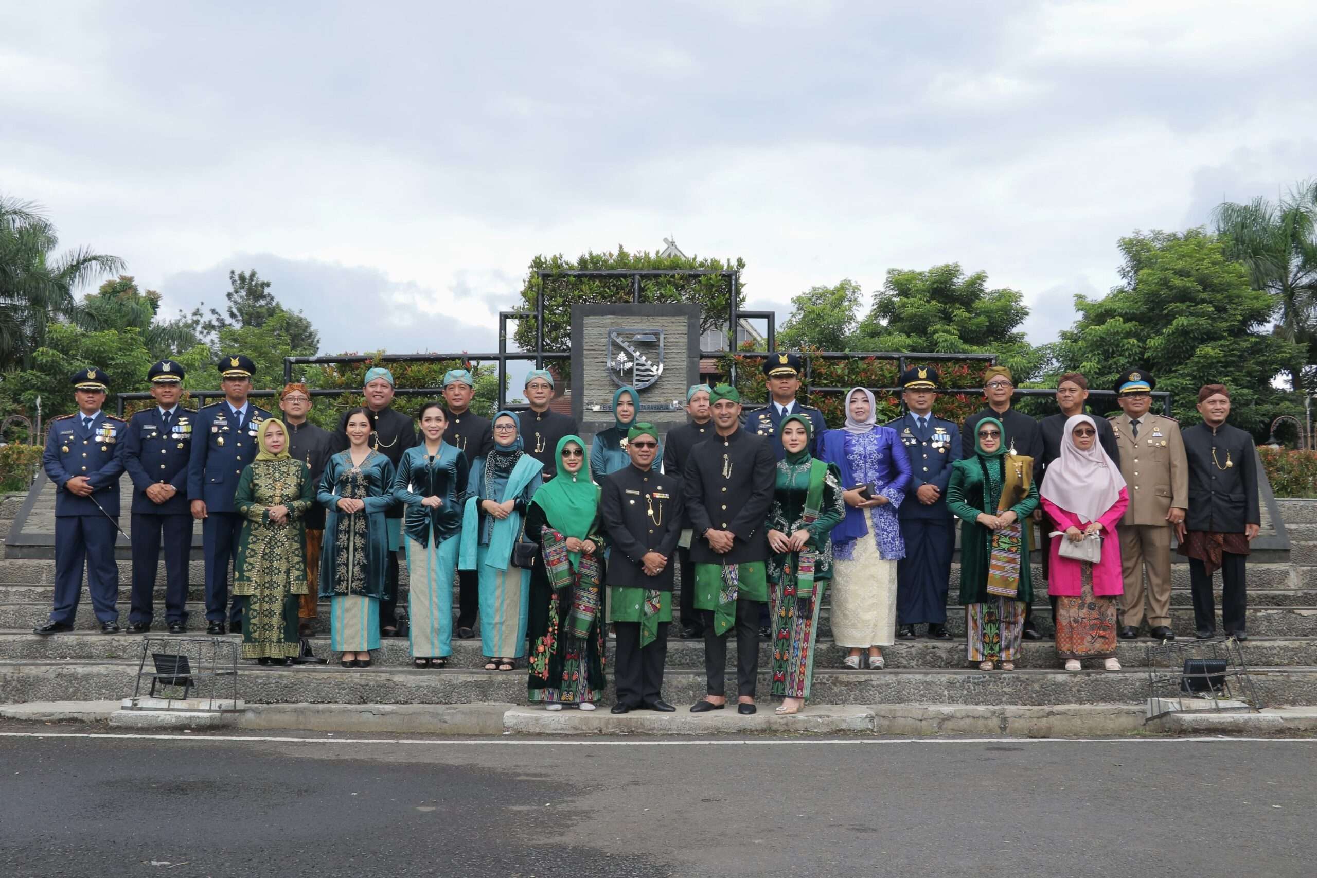 Peserta Upacara Hari Jadi ke-384 Kabupaten Bandung dan Hari Kartini ke-146 Kenakan Pakaian Adat Sunda