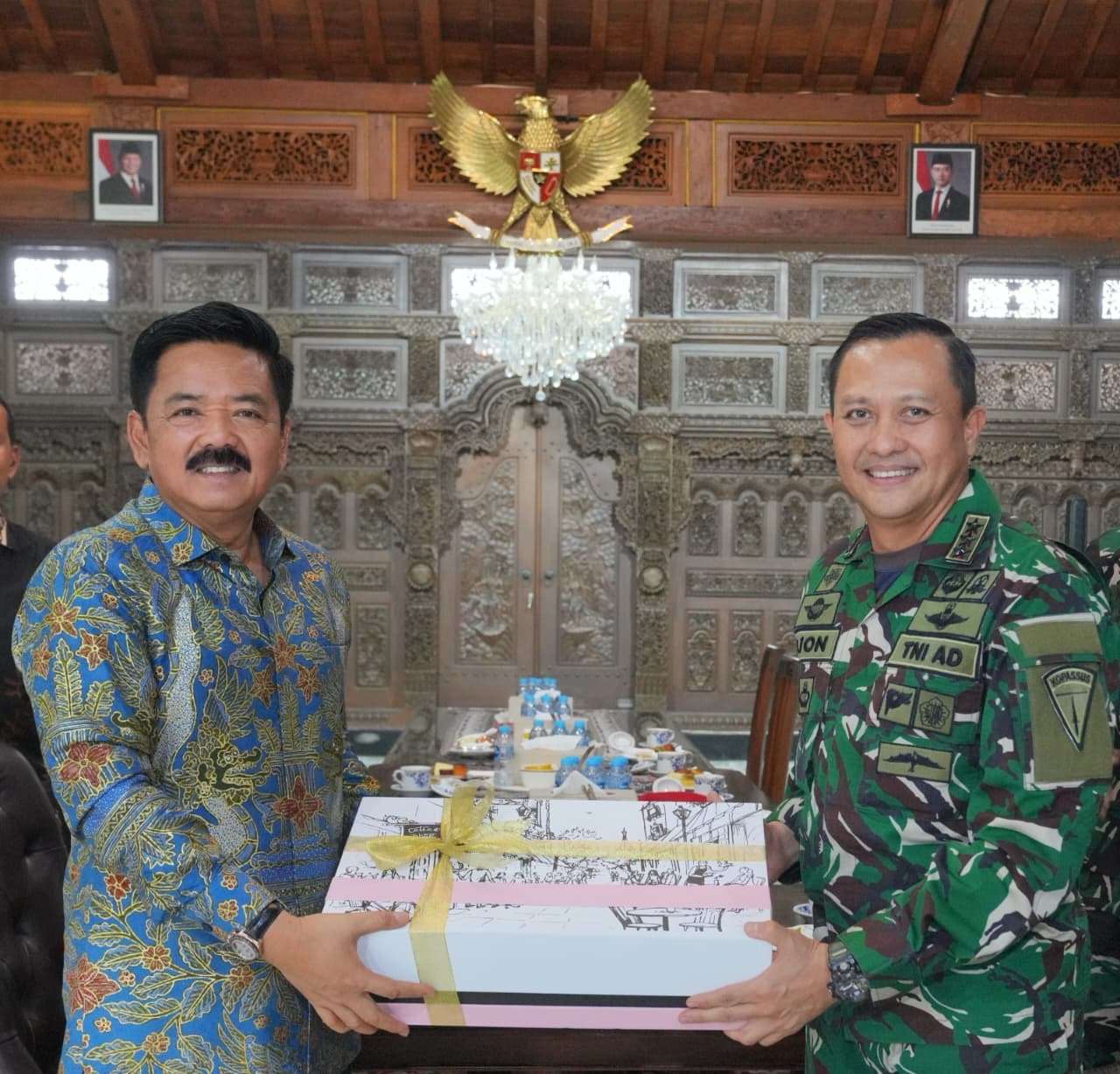 Pangkopassus Anjangsana ke Mantan Panglima TNI Marsekal TNI (Purn) Hadi Tjahjanto