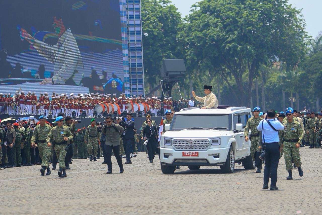 Rakyat Padati Jalan Kebesaran, Iringi Presiden Prabowo Menuju Upacara HUT ke-80 TNI