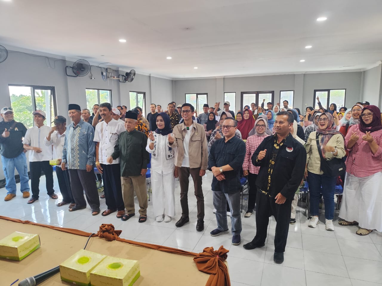 Asep yusuf salim gelar reses di aula desa cikalong
