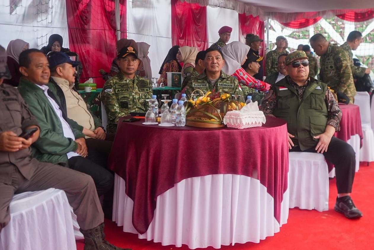 Ratusan Peterjun Kostrad Hiasi Langit Kota Timah Babel