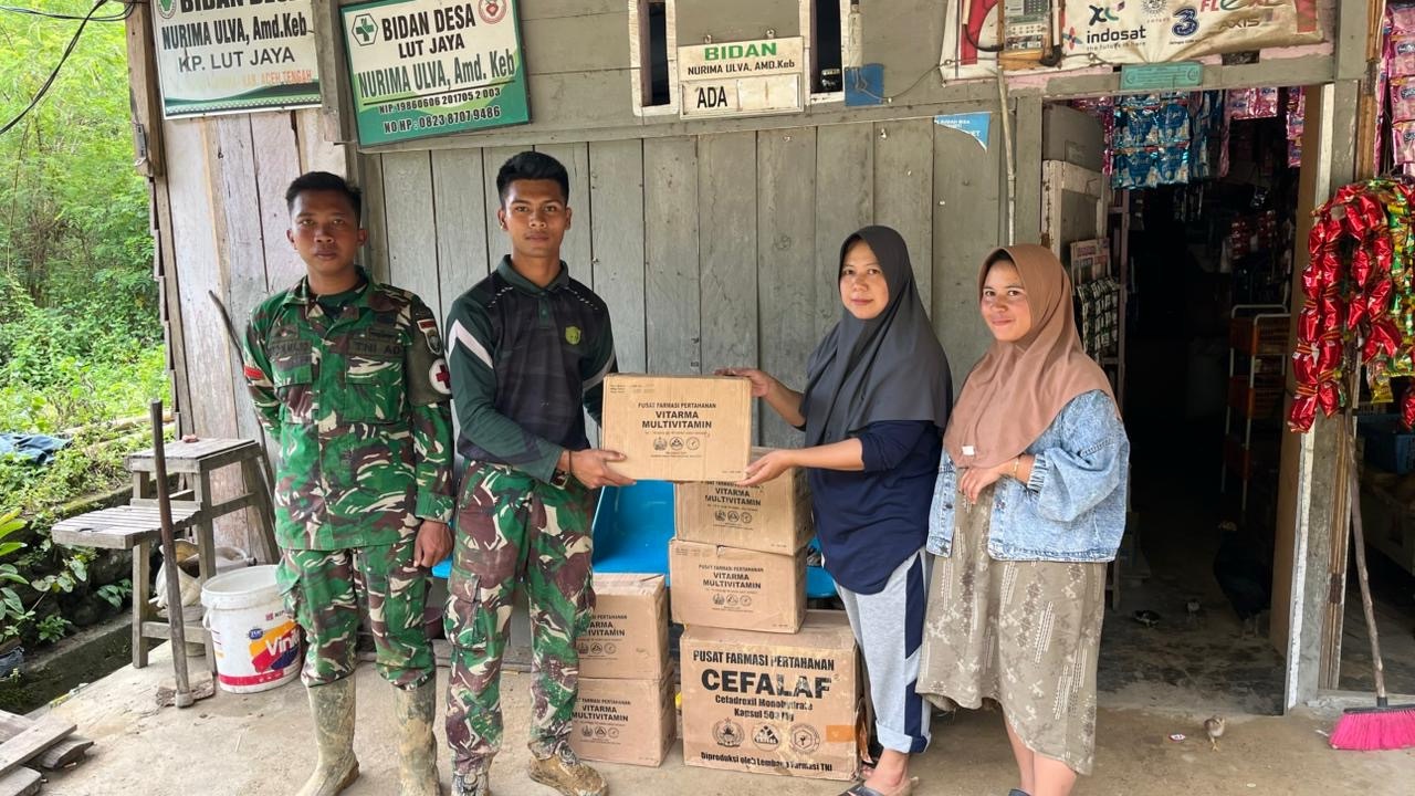 Menembus Medan Berat, TNI Kirim Bantuan Obat ke Desa Terisolir Pascabanjir Aceh Tengah