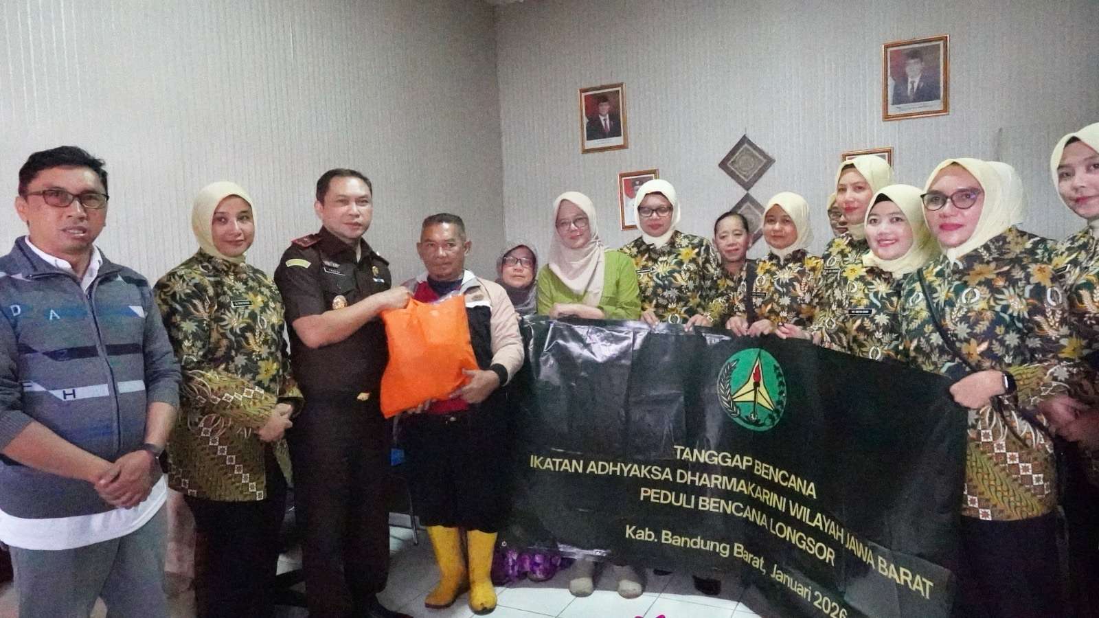 Wujud Kepedulian Kemanusiaan, Kejati Jabar dan IAD Bantu Korban Banjir Bandang dan Longsor di Cisarua