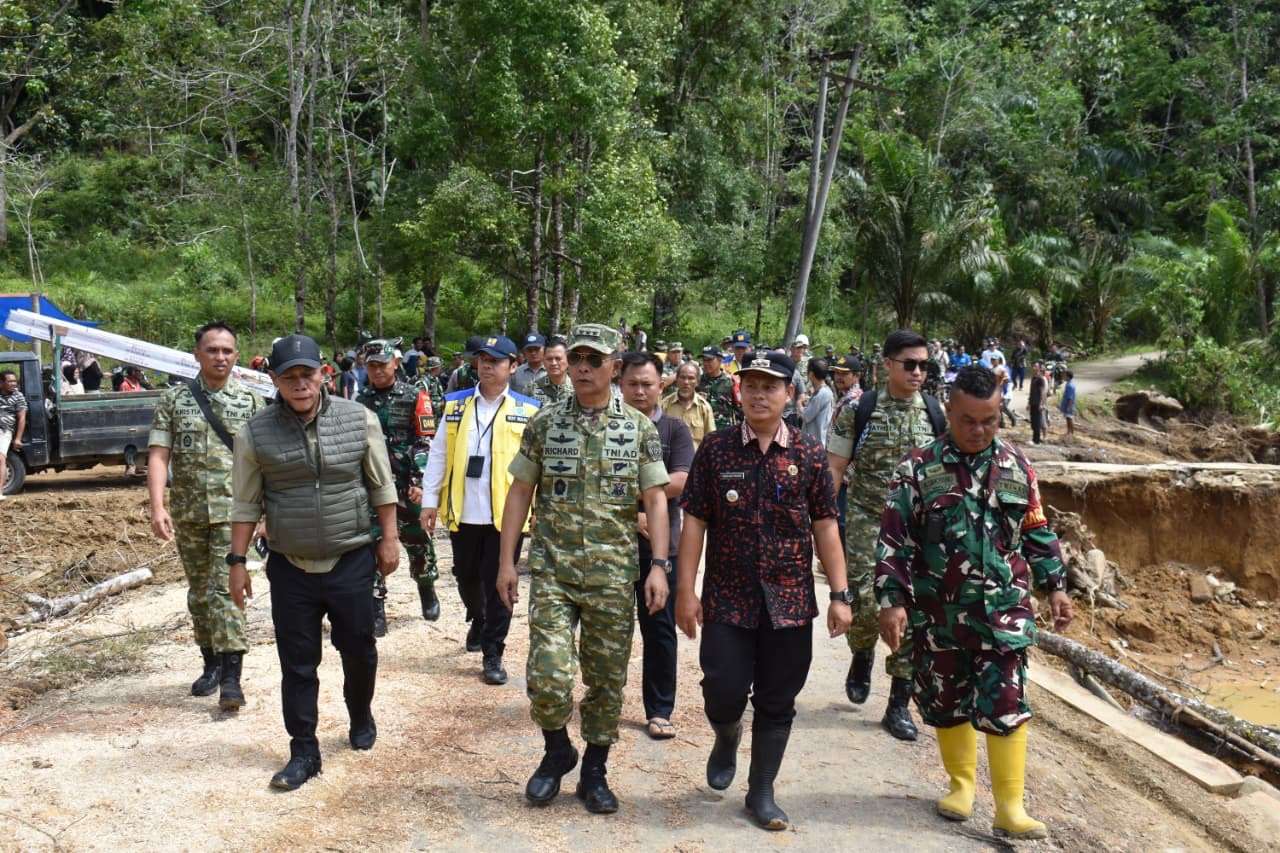 Tinjau Lokasi Terdampak Bencana, Kasum TNI Cek Pembangunan Huntara di Tapanuli Tengah