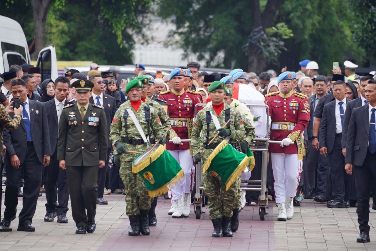 Panglima TNI Pimpin Upacara Penyerahan Jenazah dan Ikuti Upacara Pemakaman Wapres ke-6 RI