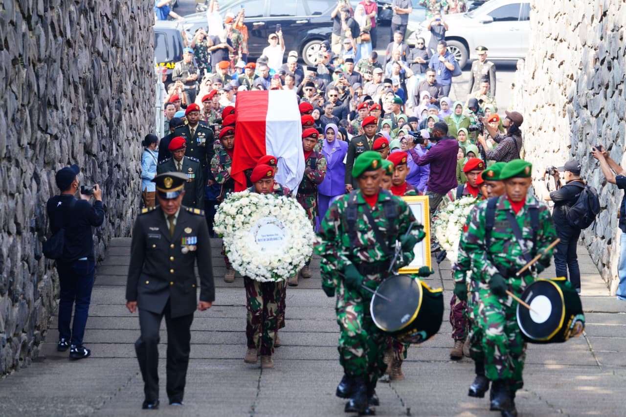 Bentuk Penghormatan Negara, Panglima TNI Pimpin Upacara Pemakaman Militer