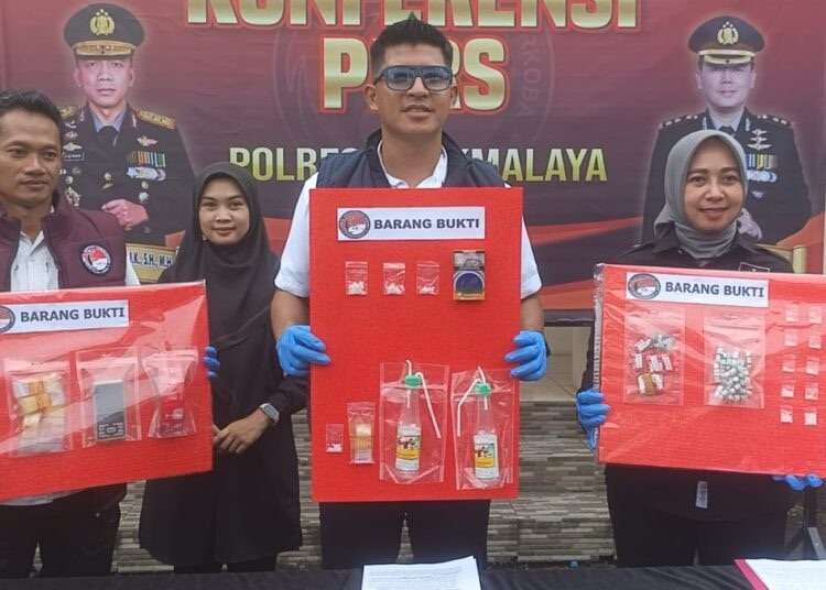AKAL-AKALAN PASUTRI EDARKAN SABU BERKODE UKURAN BAJU BERAKHIR DI TANGAN POLISI
