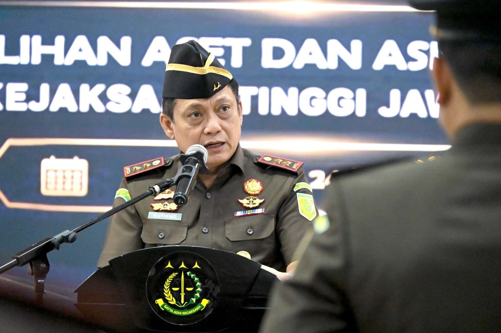 KAJATI JABAR LANTIK ASISTEN PEMULIHAN ASET DAN ASISTEN PIDANA MILITER PADA KEJAKSAAN TINGGI JAWA BARAT