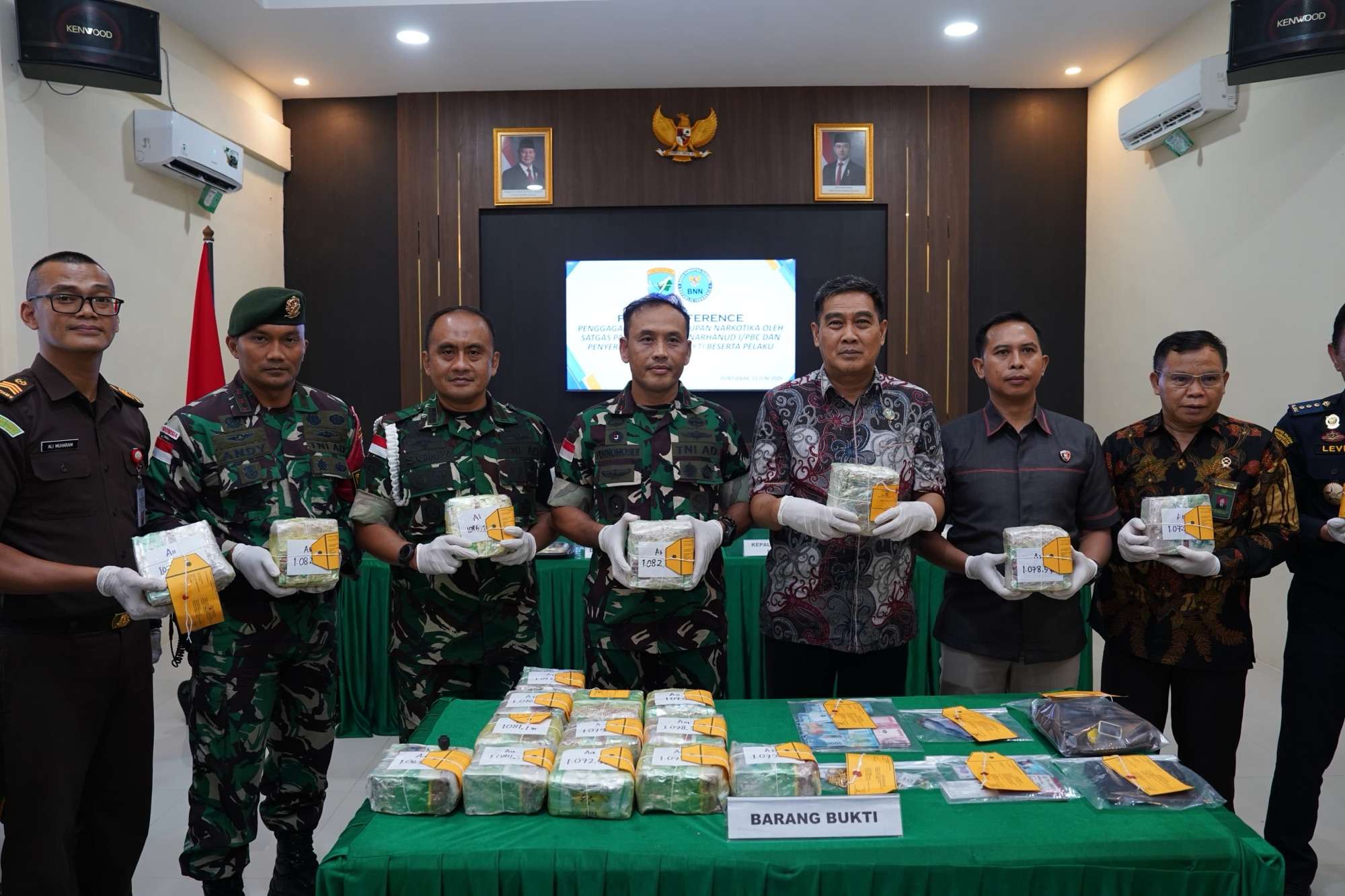 Satgas Pamtas Yonarhanud 1/PBC/1 Kostrad Kembali Ukir Prestasi, Gagalkan Penyelundupan 21,4 Kg Sabu dan Amankan WNA di Entikong