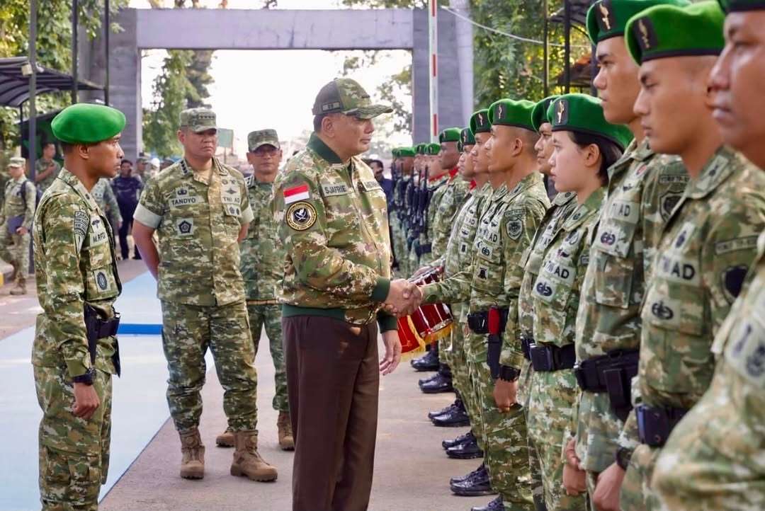 Wapang TNI Bersama Menhan RI Tinjau Lokasi Industri Strategis dan Yonif TP 938/Pancasona  di Jawa Barat