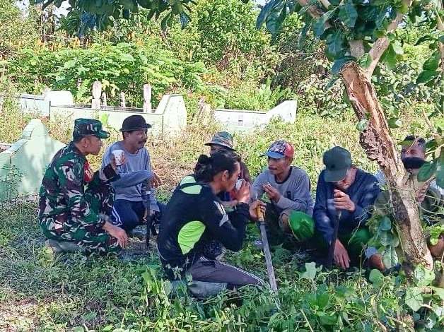 Babinsa Koramil Mapurujaya Bersama Warga Bersihkan TPU Kampung Hiripau