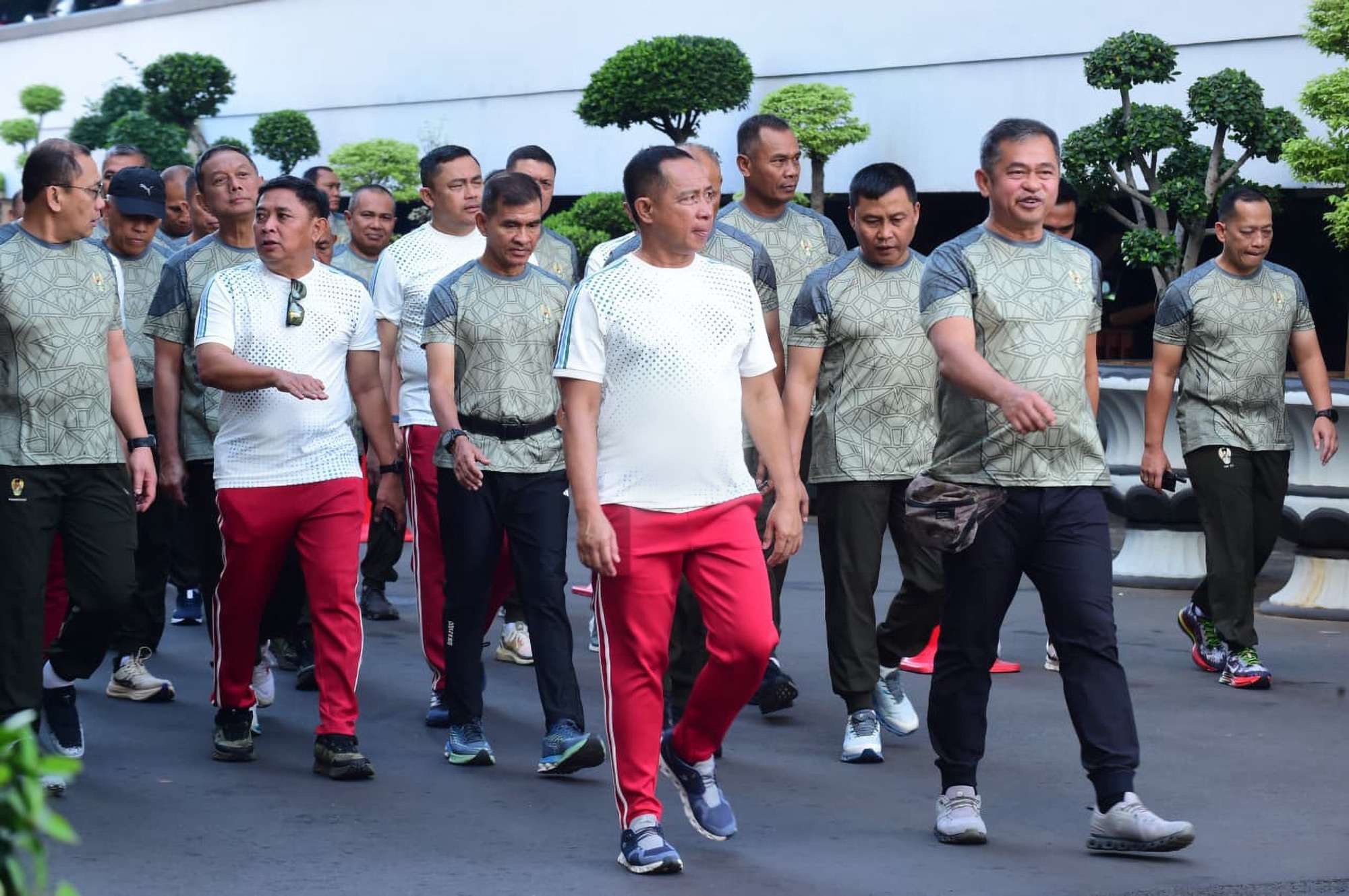 Panglima TNI dan Kasad Perkuat Soliditas Melalui Olahraga Bersama Prajurit