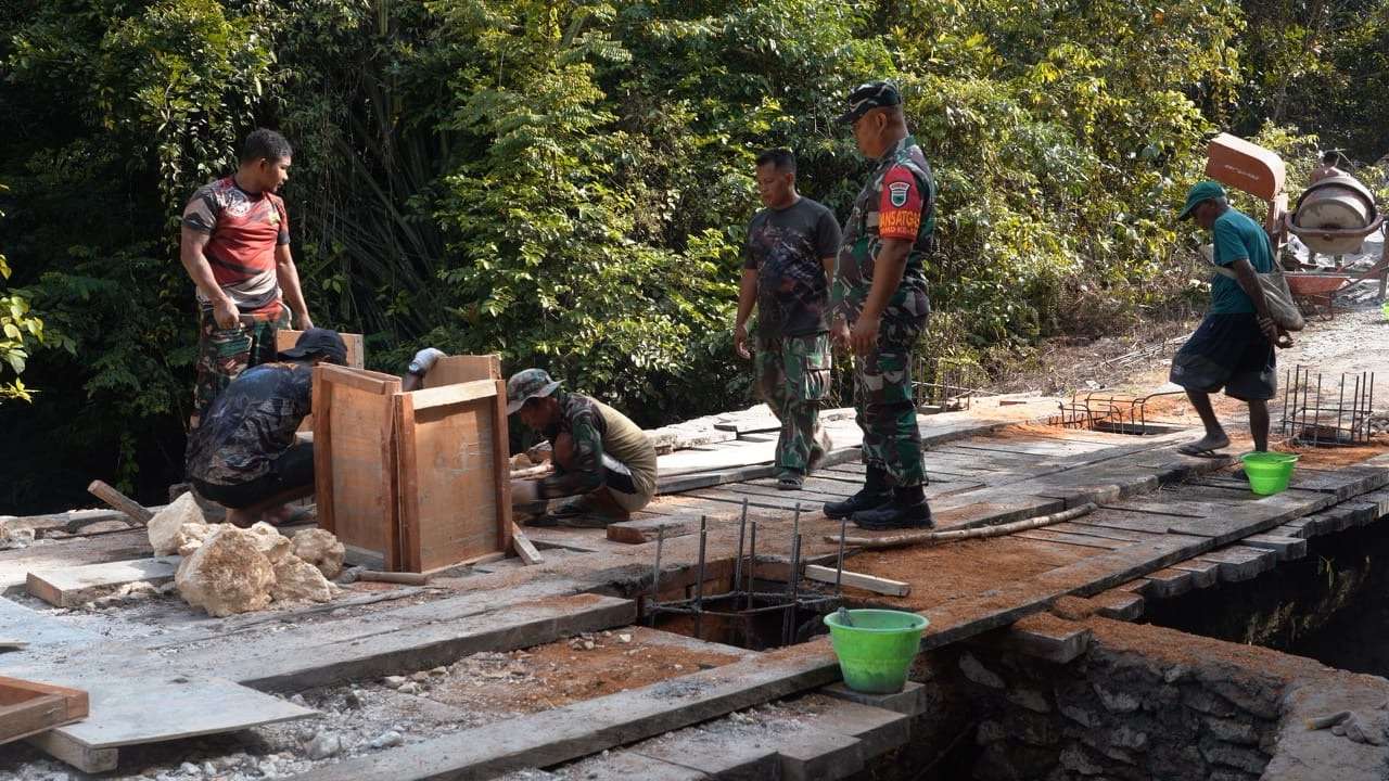 Rehab Jembatan TMMD Ke-129 Capai 55 Persen, Satgas TMMD Percepat Konektivitas dan Akses Masyarakat Kampung Sesor