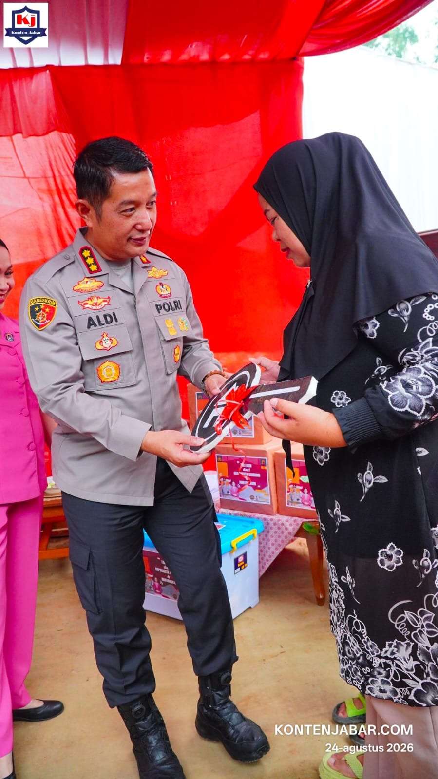 Turut Prihatin, Kapolresta Bandung Serahkan Bantuan ke Korban Kebakaran Arjasari