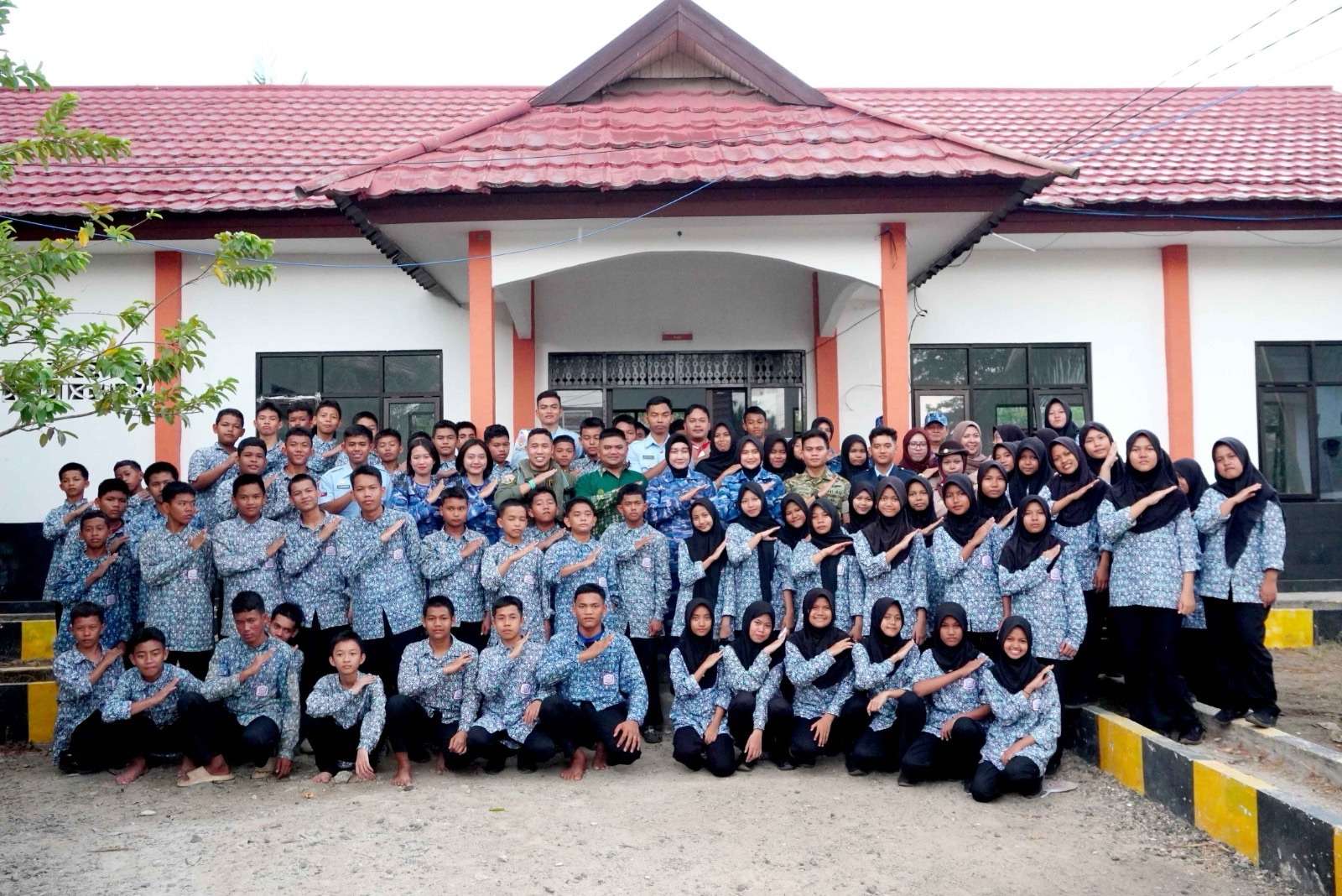 Dari Rasa Ingin Tahu Hingga Cita-Cita, Lanud Sjamsudin Noor Dekatkan Dunia TNI AU Dengan Siswa SRMP 20 Budi Luhur
