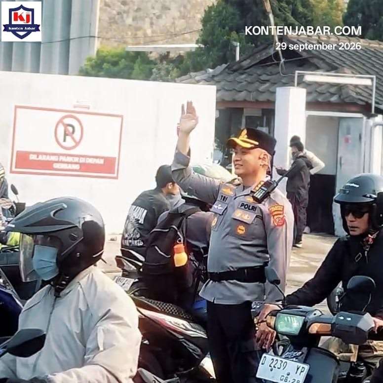 Buktikan Komitmen Pelayanan, Kombes Pol Tri Suhartanto Turun Langsung Atur Lalu Lintas di Hari Kedua Menjabat