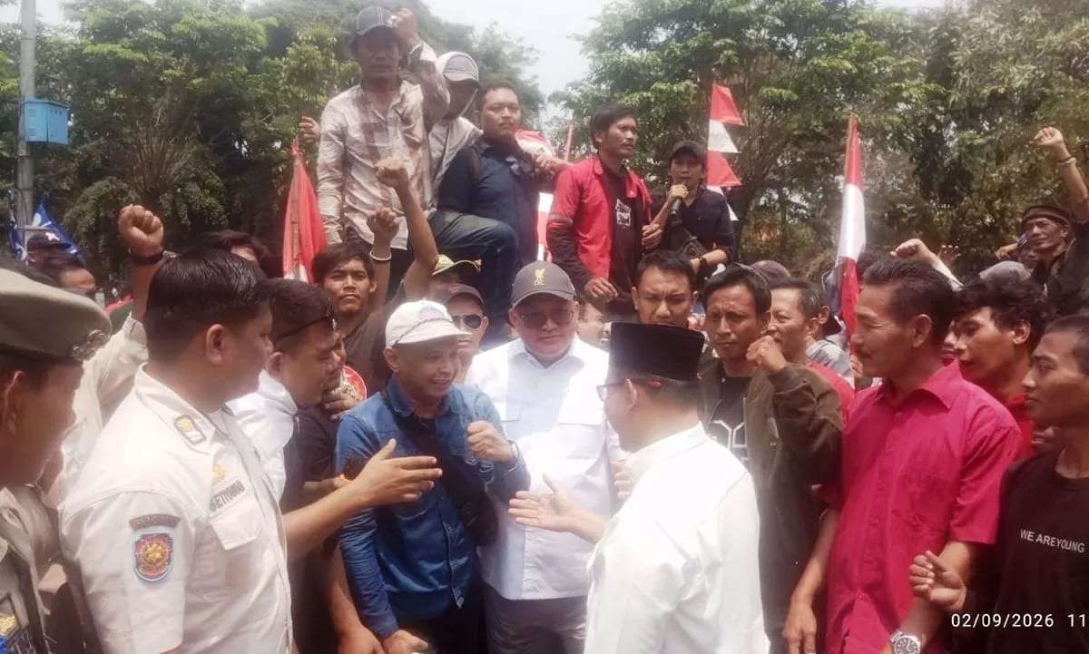 PKL Teriak Di Depan Ketua DPRD, Tri Adhianto Bisu
