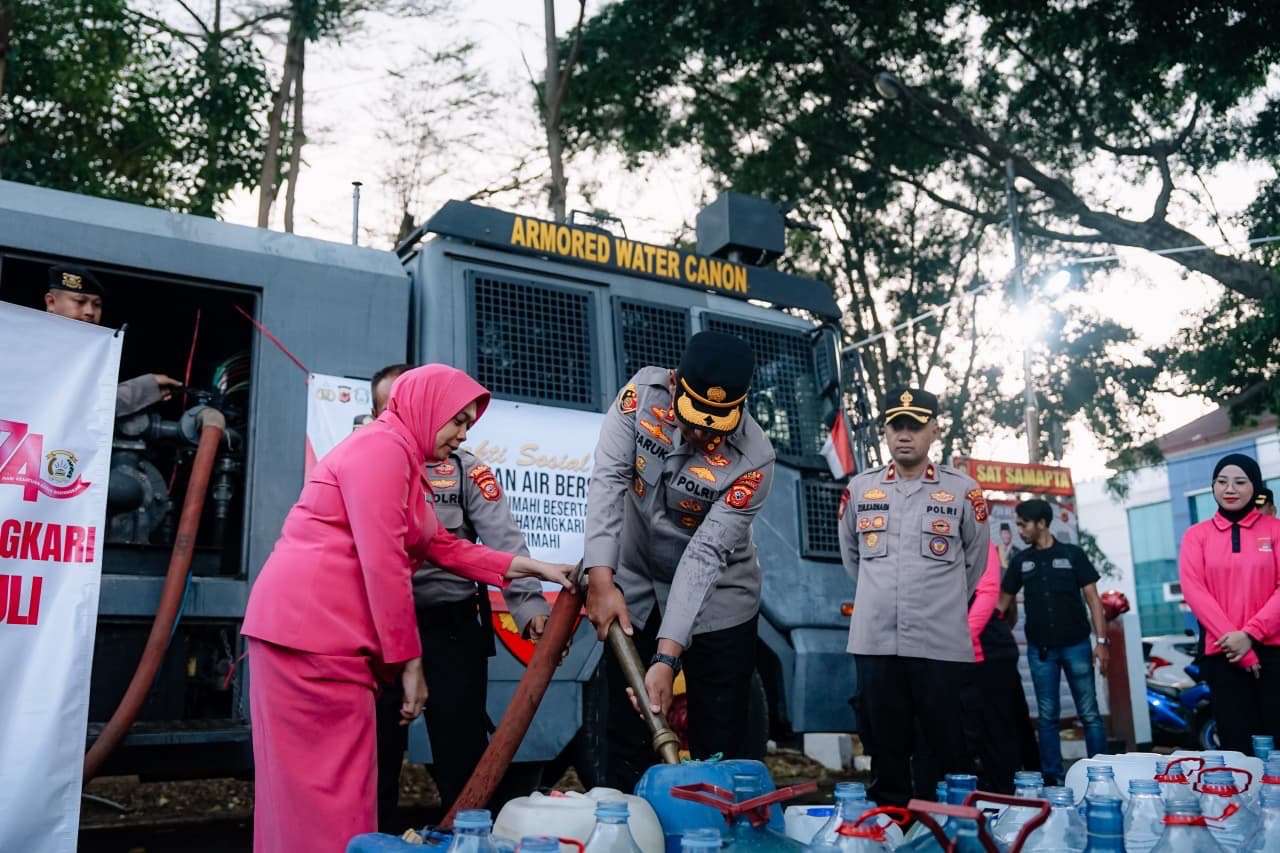 Peduli Warga Terdampak Kemarau, Kapolres Cimahi Pimpin Distribusi Air Bersih