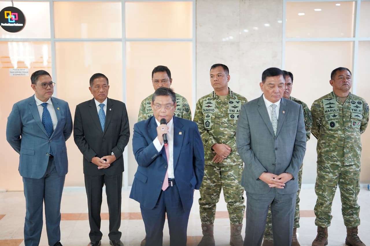 Wapang TNI Dampingi Menhan RI dalam Rapat Kerja Bersama Komisi I DPR RI