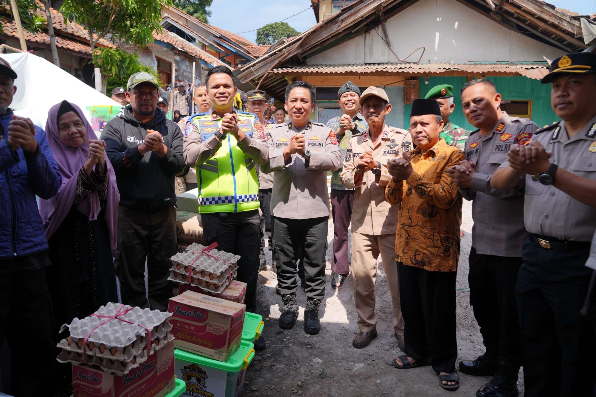 Rumah Hangus, Kapolresta Bandung Kombes Tri Suhartanto Hadir Membawa Harapan