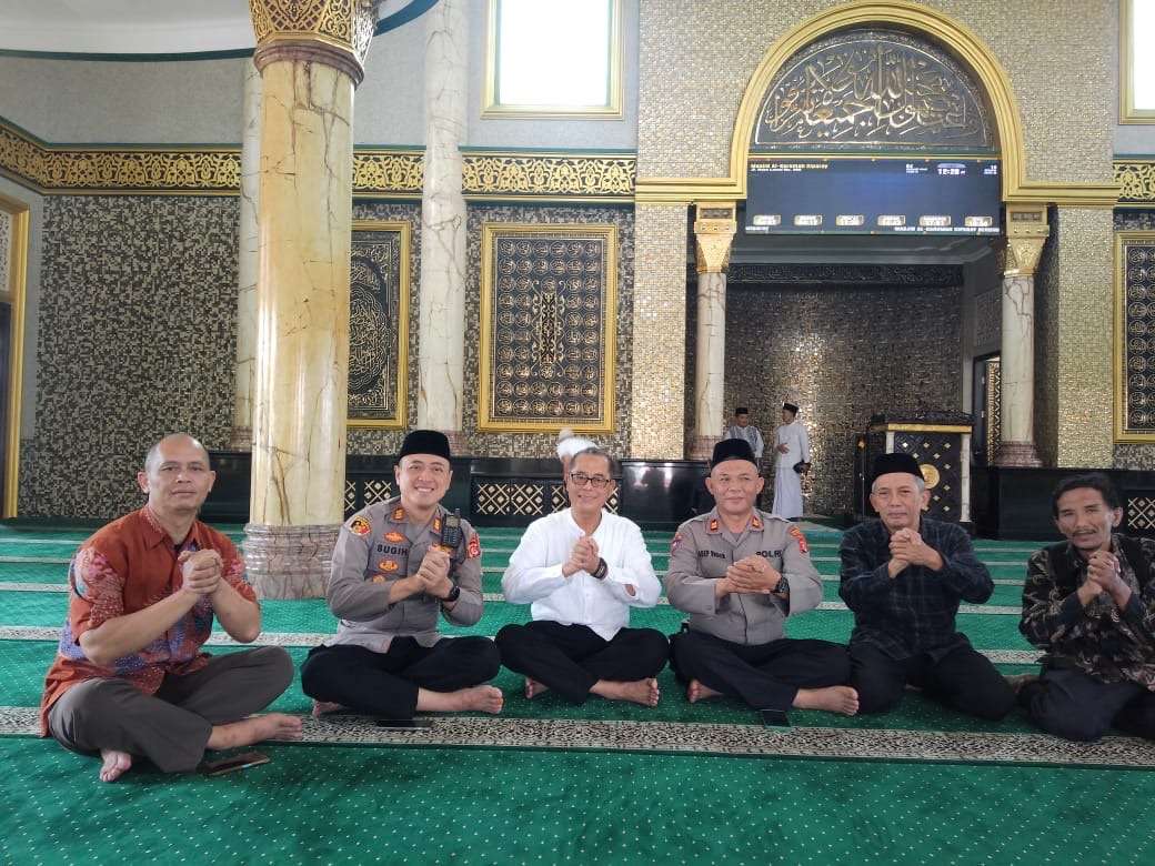 Kapolsek Dan Anggota Polsek Ciparay Melaksanakan,Jumling, Shalat Jumat Berjamaah Bersama Dengan Warga 