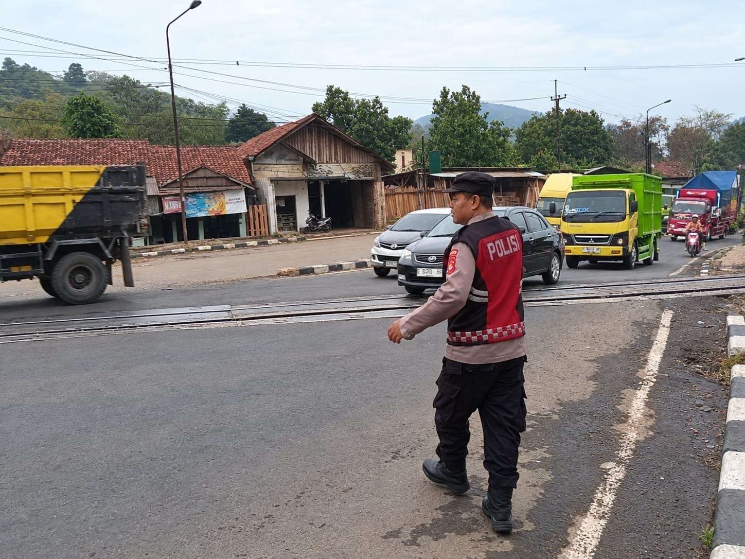 Cegah Kemacetan Pagi Hari, Polsek Nagreg Laksanakan Pengaturan Lalu Lintas di Persimpangan Pamucatan